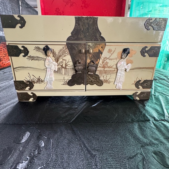 Vintage Jewelery Box - Picture 2 of 14